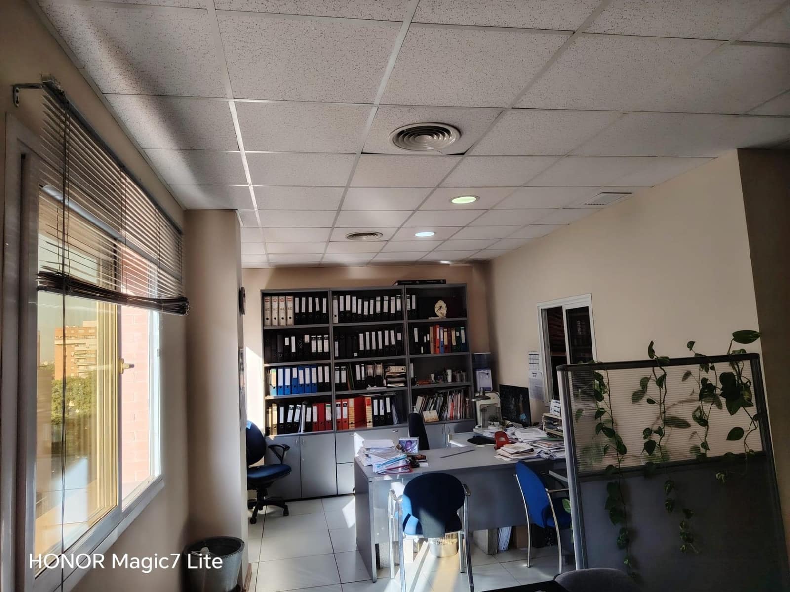 Office for sale in Seville city with garage - € 140,000 (Ref: 10011537)