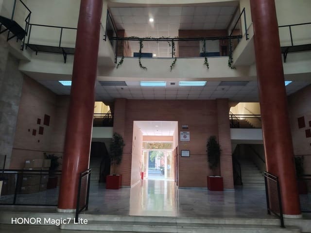 Office for sale in Seville city with garage - € 140,000 (Ref: 10011537)