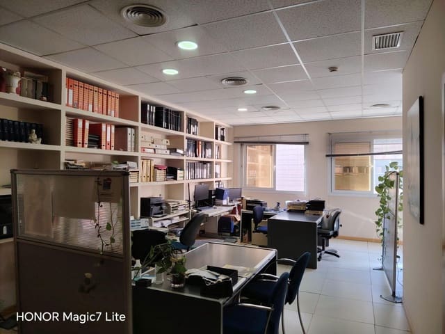 Office for sale in Seville city with garage - € 140,000 (Ref: 10011537)