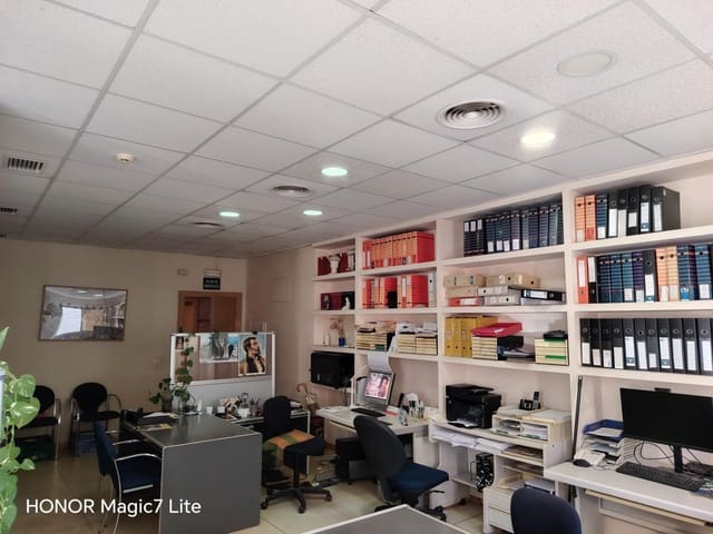 Office for sale in Seville city with garage - € 140,000 (Ref: 10011537)