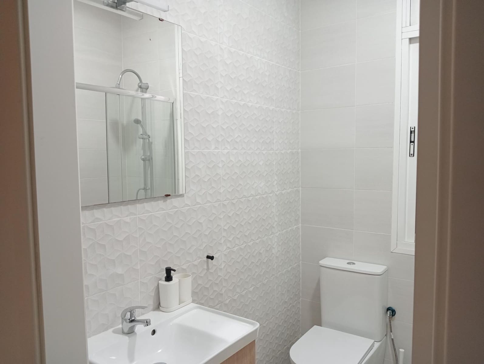 Piso de 3 habitaciones en Sevilla ciudad en alquiler - 900 € (Ref: 10013420)