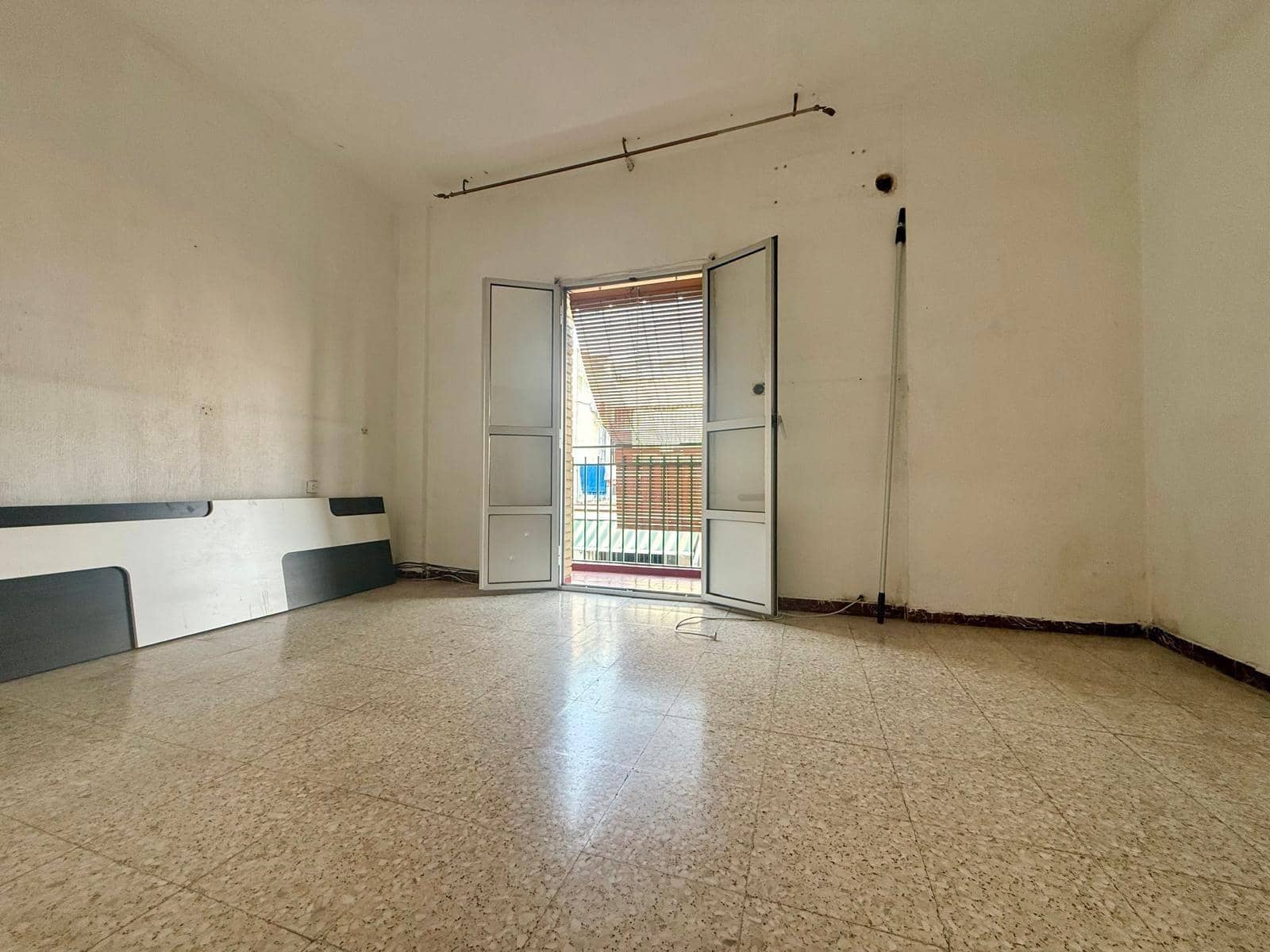 2 bedroom Flat for sale in Seville city - € 75,000 (Ref: 10015662)