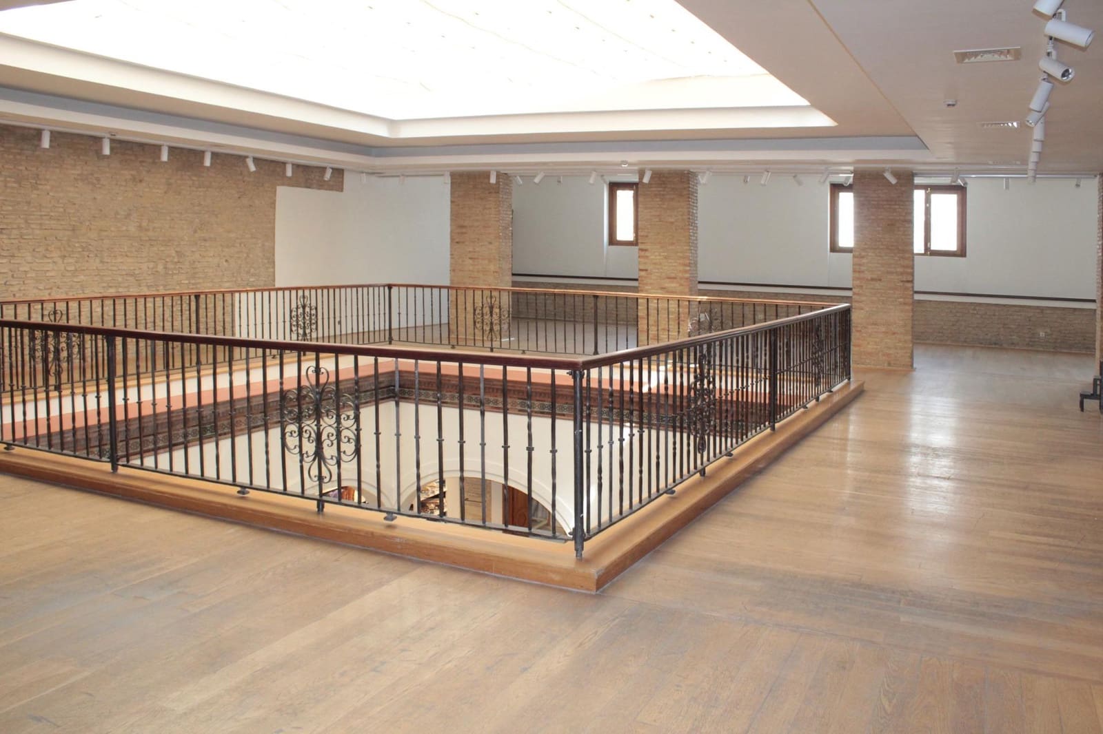 Commercial for rent in Seville city - € 3,250 (Ref: 10021009)