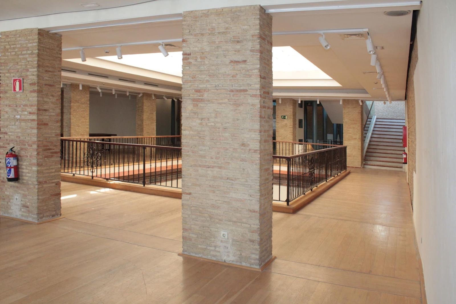 Commercial for rent in Seville city - € 3,250 (Ref: 10021009)