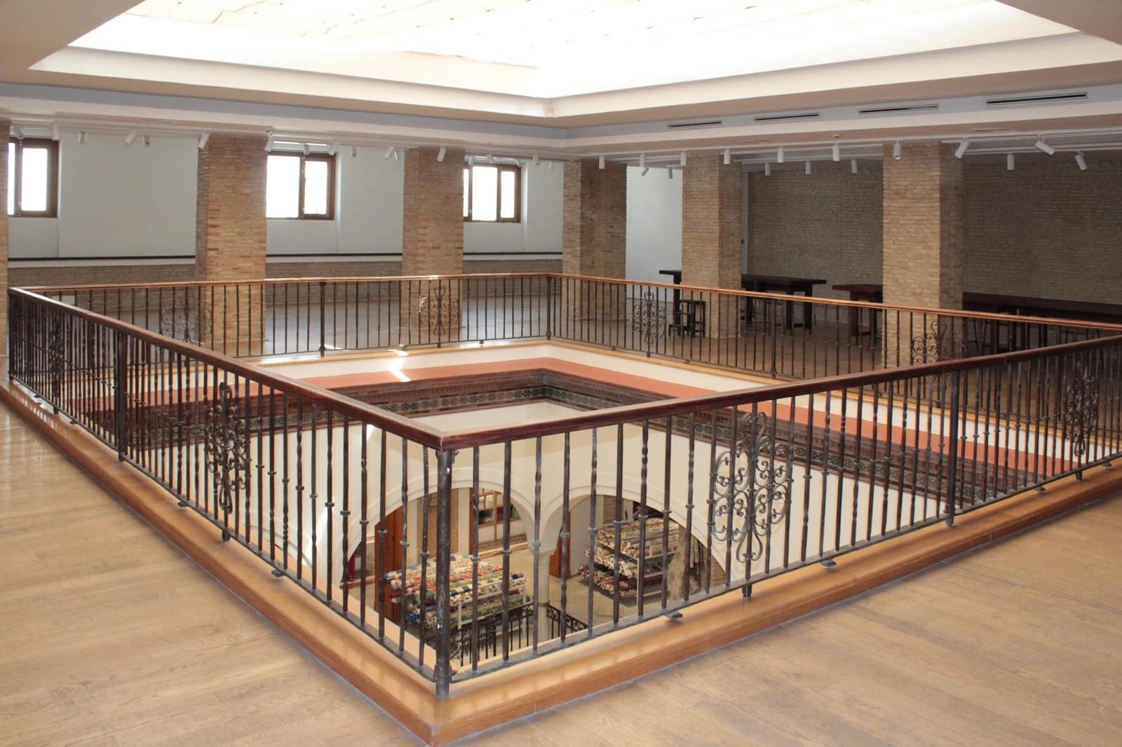Commercial for rent in Seville city - € 3,250 (Ref: 10021009)