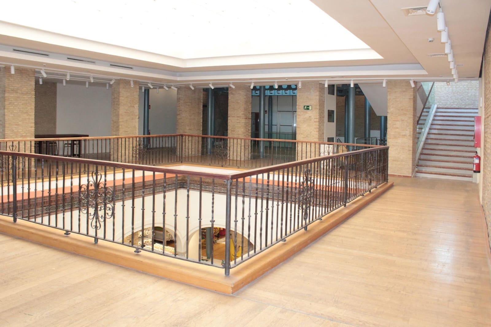 Commercial for rent in Seville city - € 3,250 (Ref: 10021009)