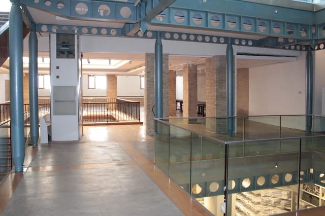 Commercial for rent in Seville city - € 3,250 (Ref: 10021009)