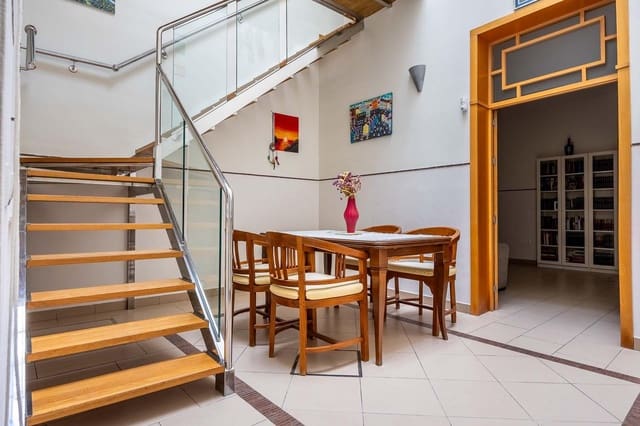 4 bedroom Townhouse for sale in Seville city - € 645,000 (Ref: 10025821)