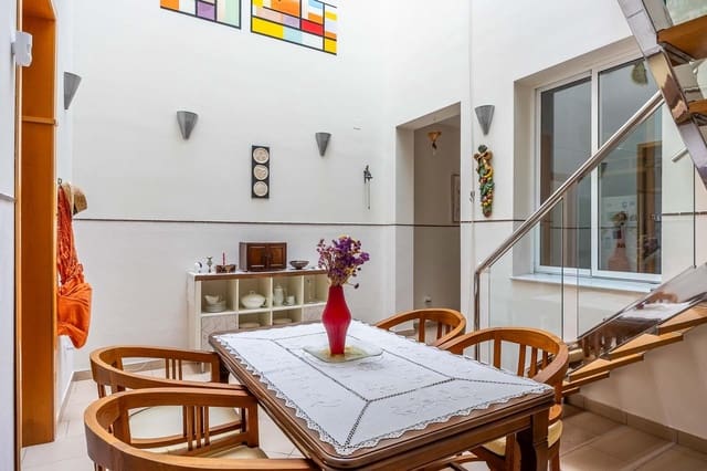 4 bedroom Townhouse for sale in Seville city - € 645,000 (Ref: 10025821)