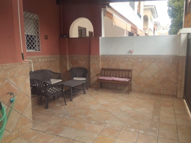 Villa/Maison Mitoyenne de 4 chambres à louer à Séville ville - 1 200 € (Ref: 10047427)