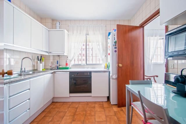 4 slaapkamer Flat te koop in Nervión, Sevilla stad met garage - € 485.000 (Ref: 10055414)