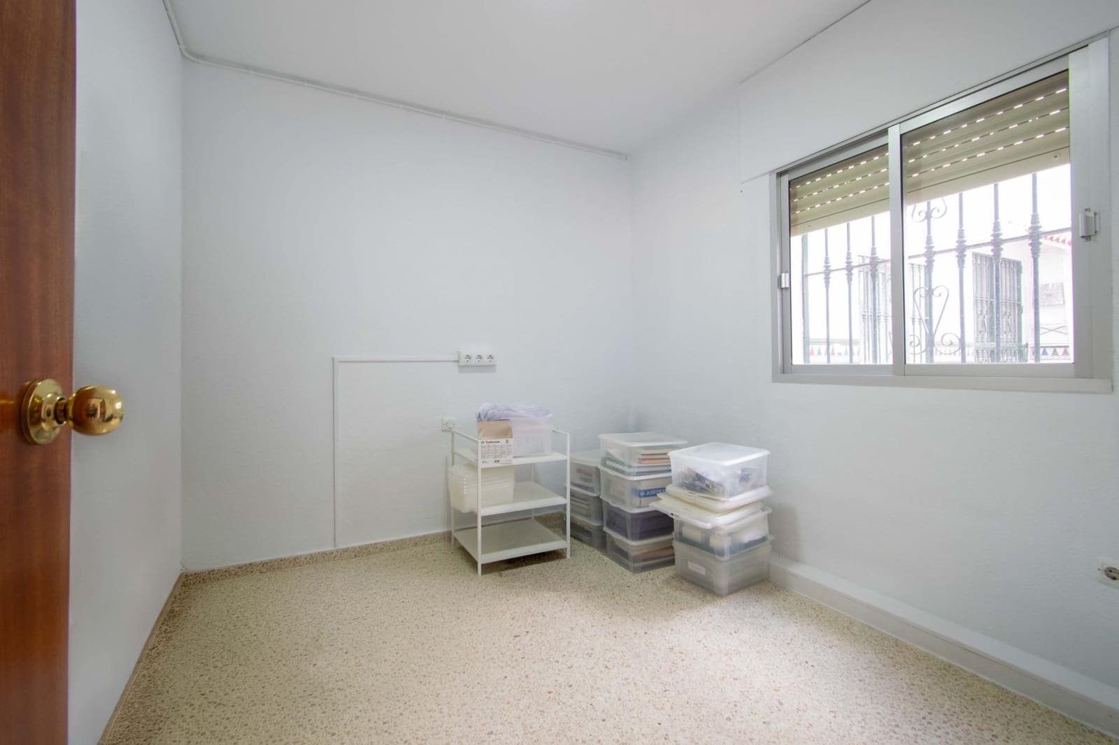 4 bedroom Flat for sale in Montequinto with pool garage - € 250,000 (Ref: 10062089)