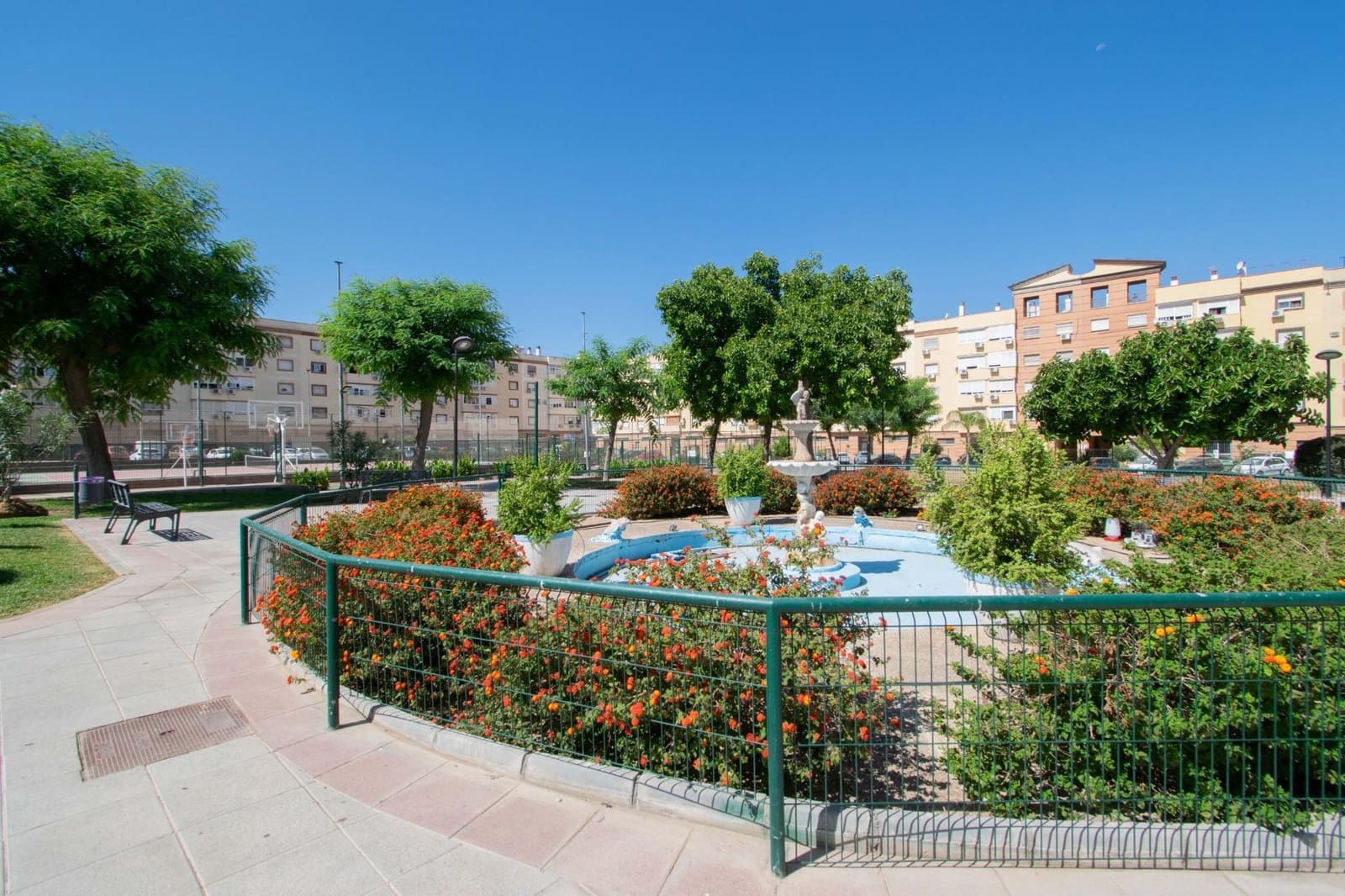 4 bedroom Flat for sale in Montequinto with pool garage - € 250,000 (Ref: 10062089)