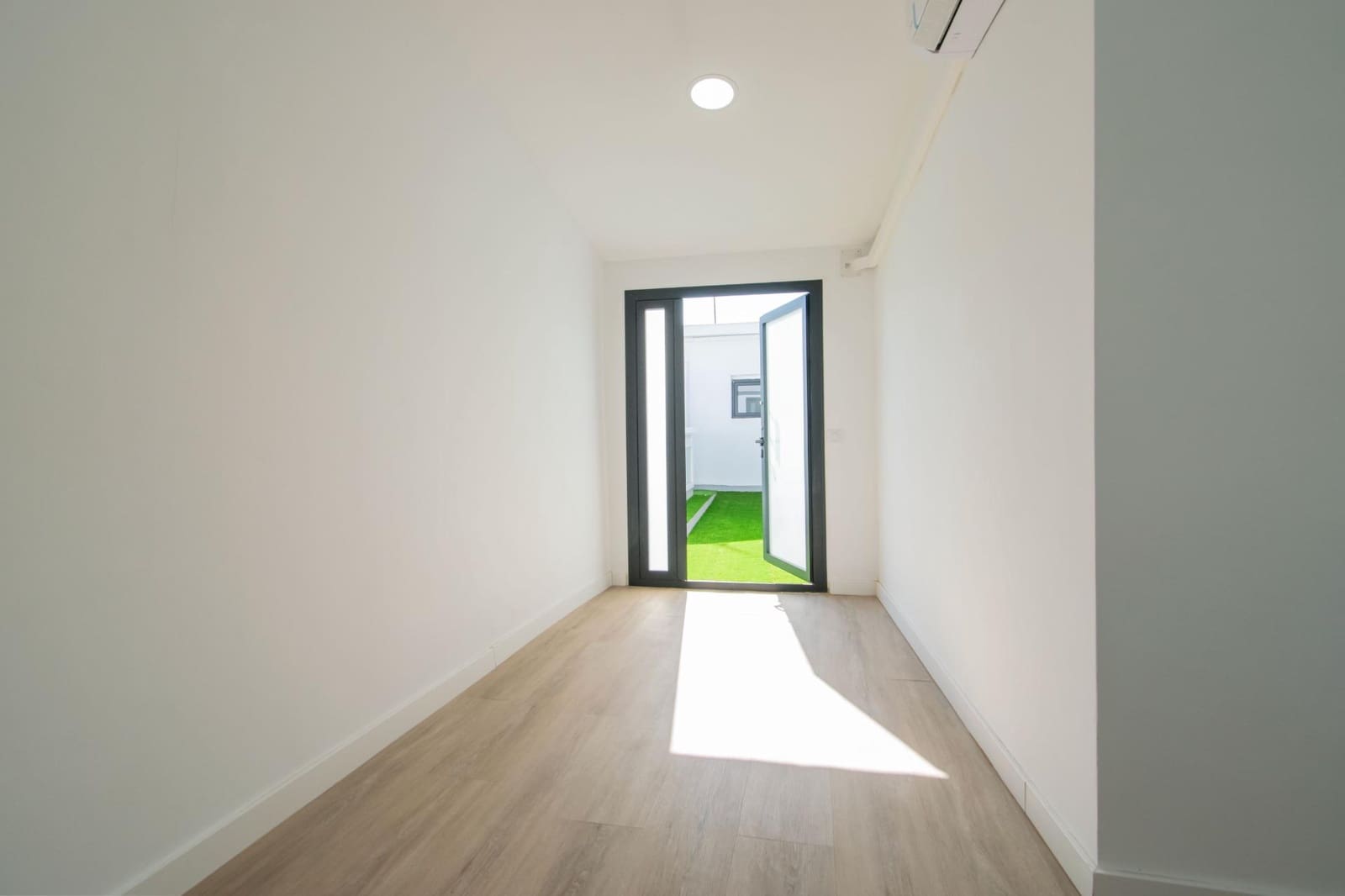 9 bedroom Flat for sale in Seville city - € 1,600,000 (Ref: 10068022)