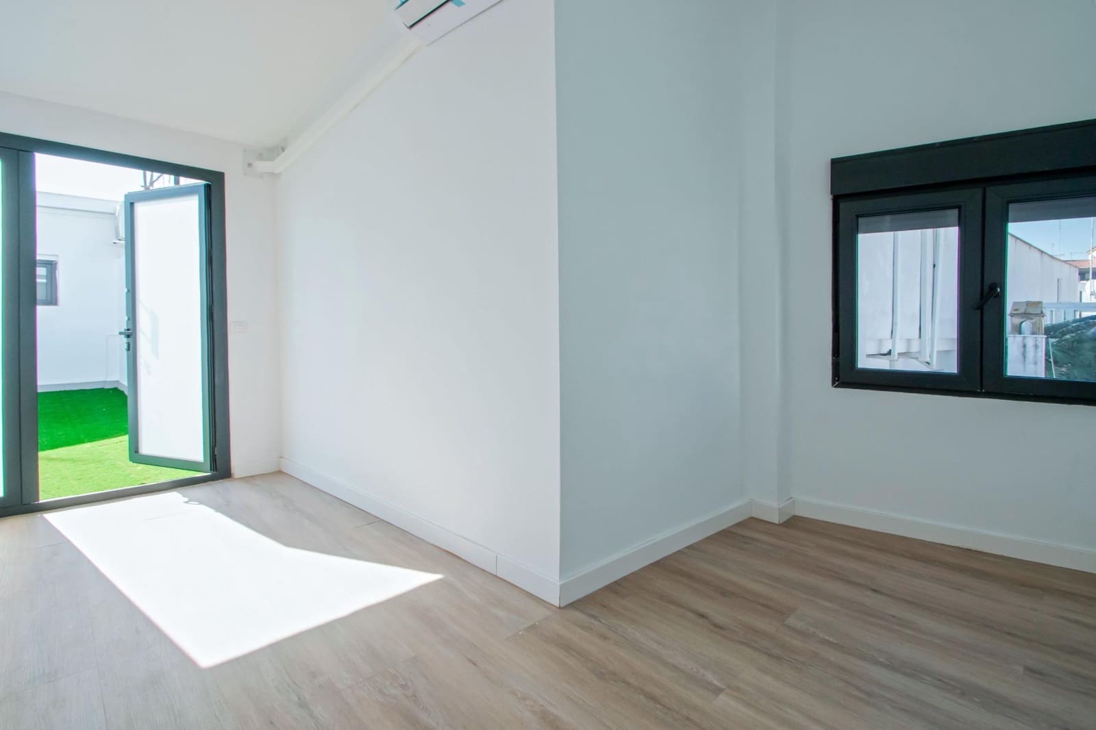 9 bedroom Flat for sale in Seville city - € 1,600,000 (Ref: 10068022)