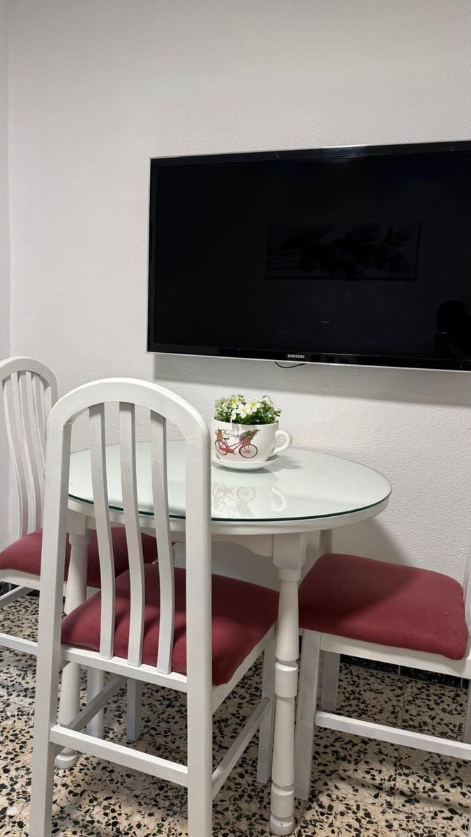 2 slaapkamer Flat te huur in Sevilla stad - € 1.100 (Ref: 10081359)