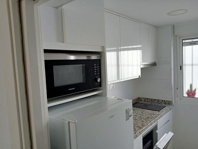 2 soveværelse Lejlighed til leje i Sevilla by - € 850 (Ref: 10086287)