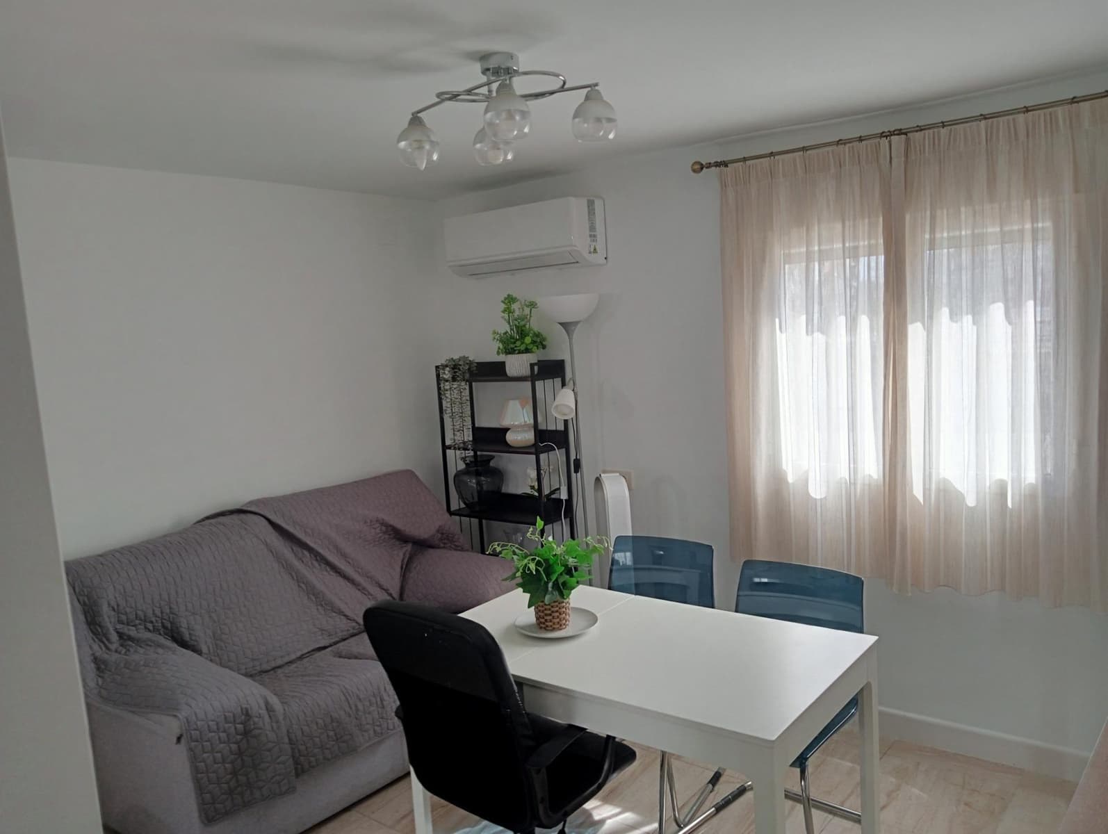 2 soveværelse Lejlighed til leje i Sevilla by - € 850 (Ref: 10086287)