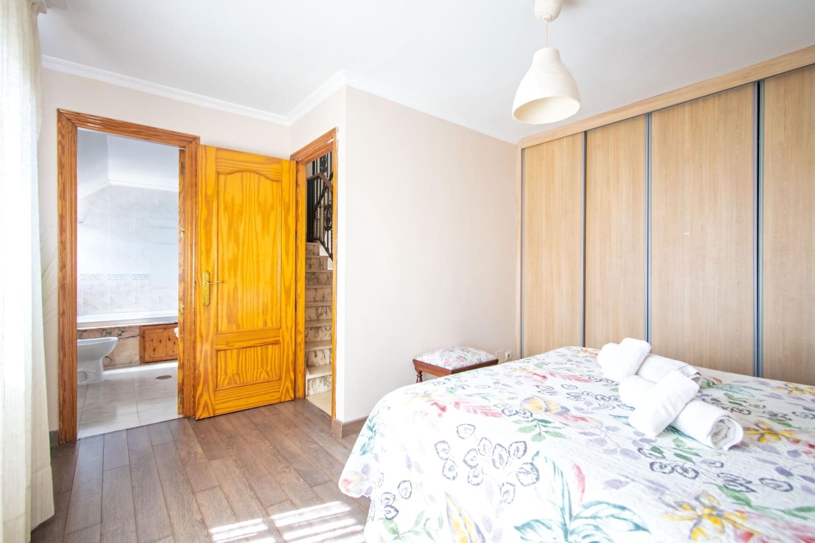 4 slaapkamer Rijtjeshuis te koop in Montequinto met zwembad - € 350.000 (Ref: 10094797)