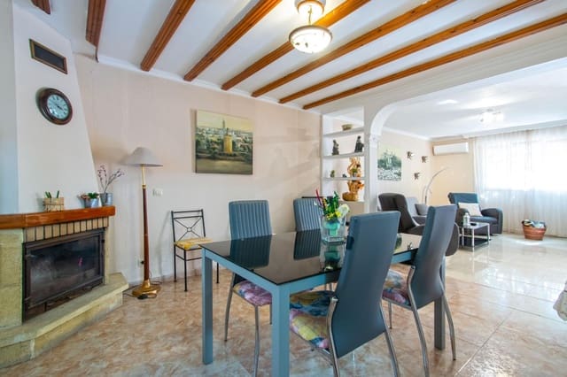 4 soveværelse Rækkehus til salg i Montequinto, Dos Hermanas med swimmingpool - € 350.000 (Ref: 10094797)