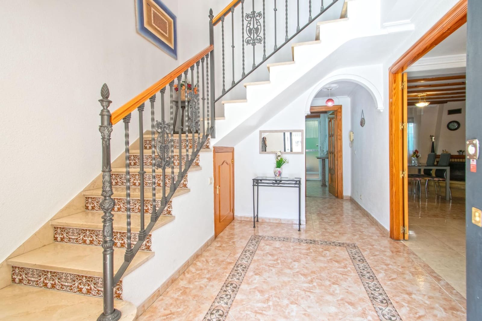 4 slaapkamer Rijtjeshuis te koop in Montequinto met zwembad - € 350.000 (Ref: 10094797)