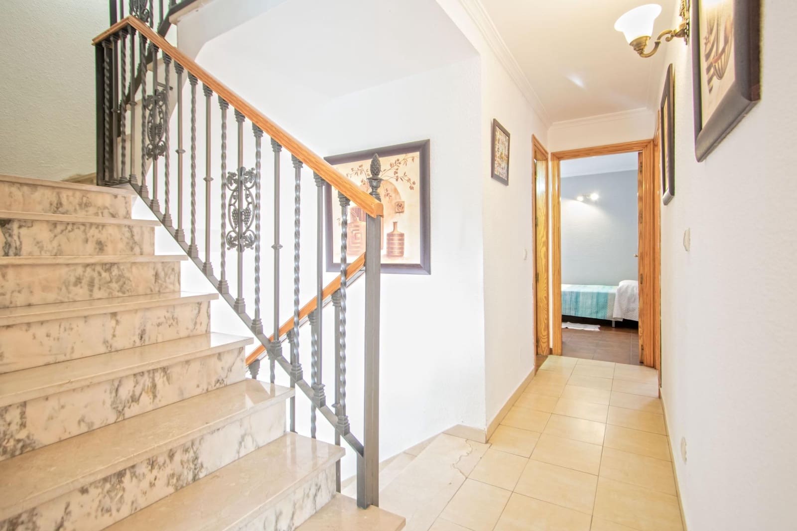 4 slaapkamer Rijtjeshuis te koop in Montequinto met zwembad - € 350.000 (Ref: 10094797)