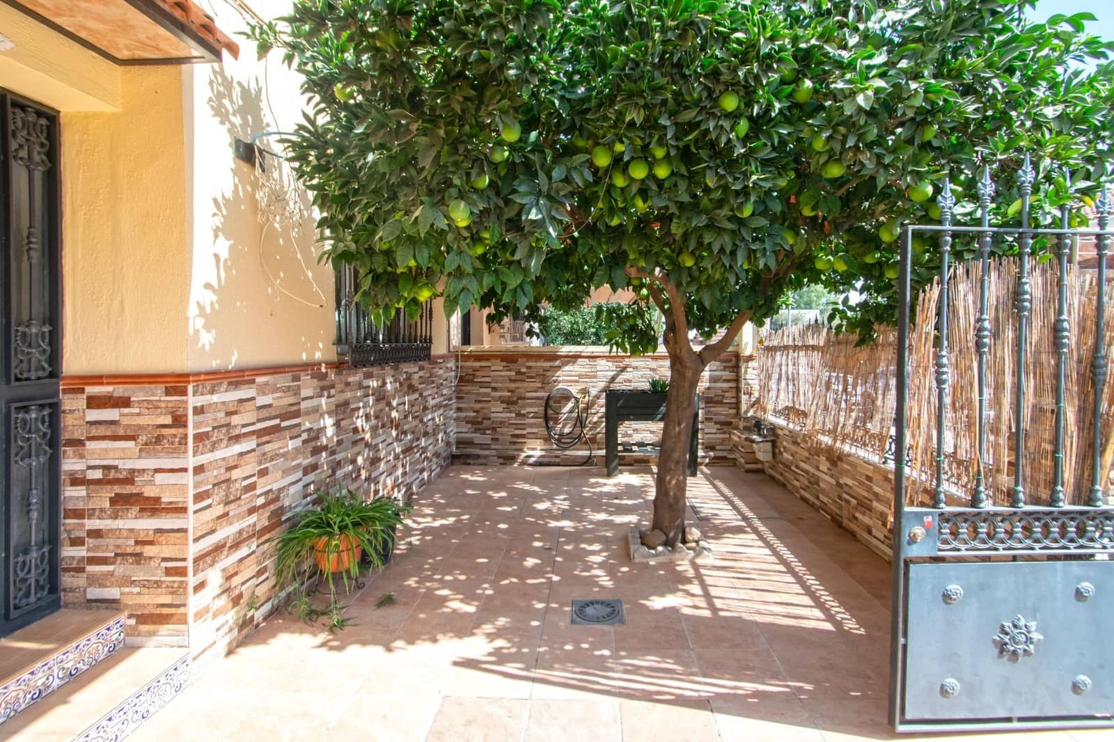 4 slaapkamer Rijtjeshuis te koop in Montequinto met zwembad - € 350.000 (Ref: 10094797)