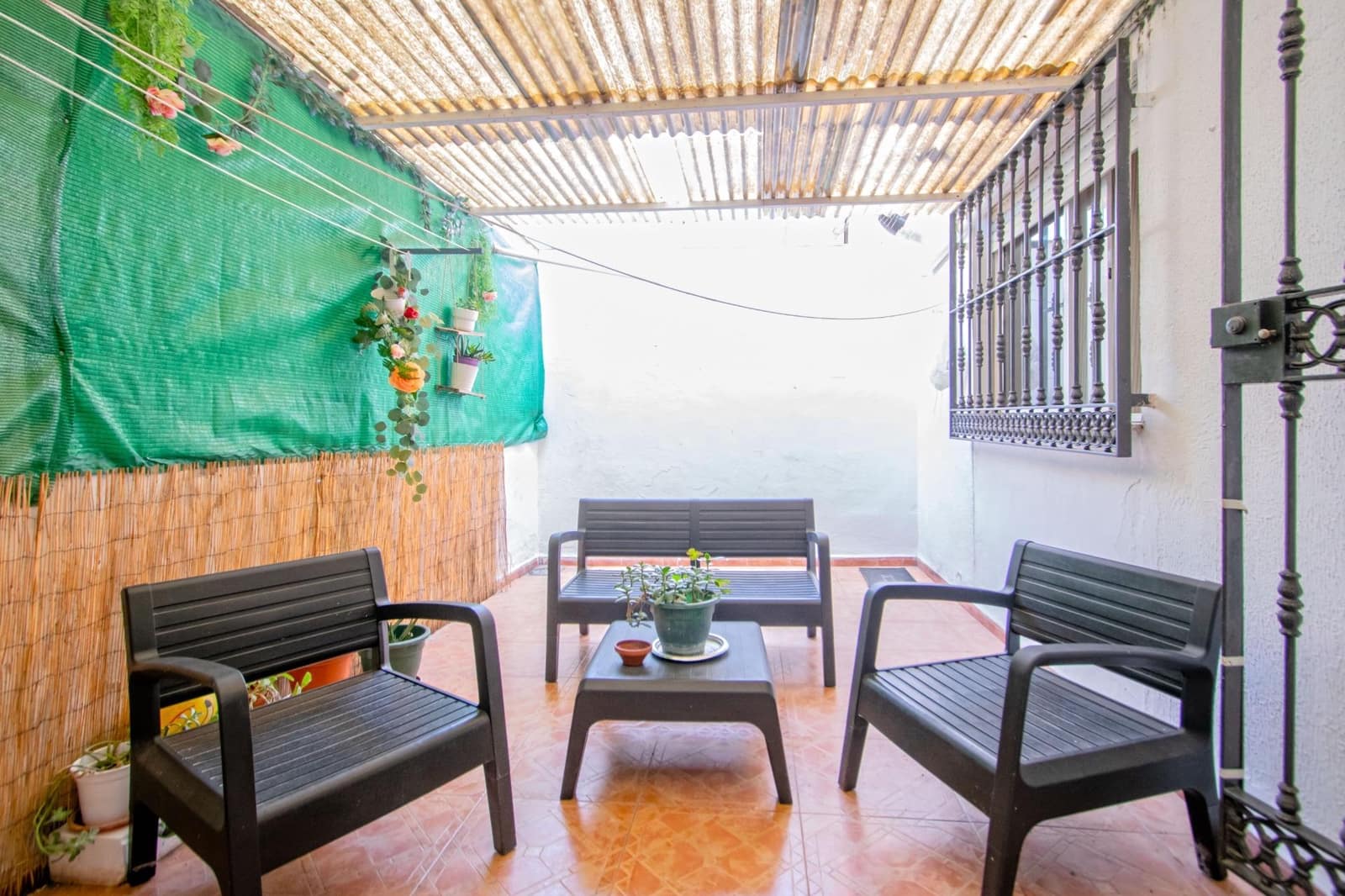 4 slaapkamer Rijtjeshuis te koop in Montequinto met zwembad - € 350.000 (Ref: 10094797)
