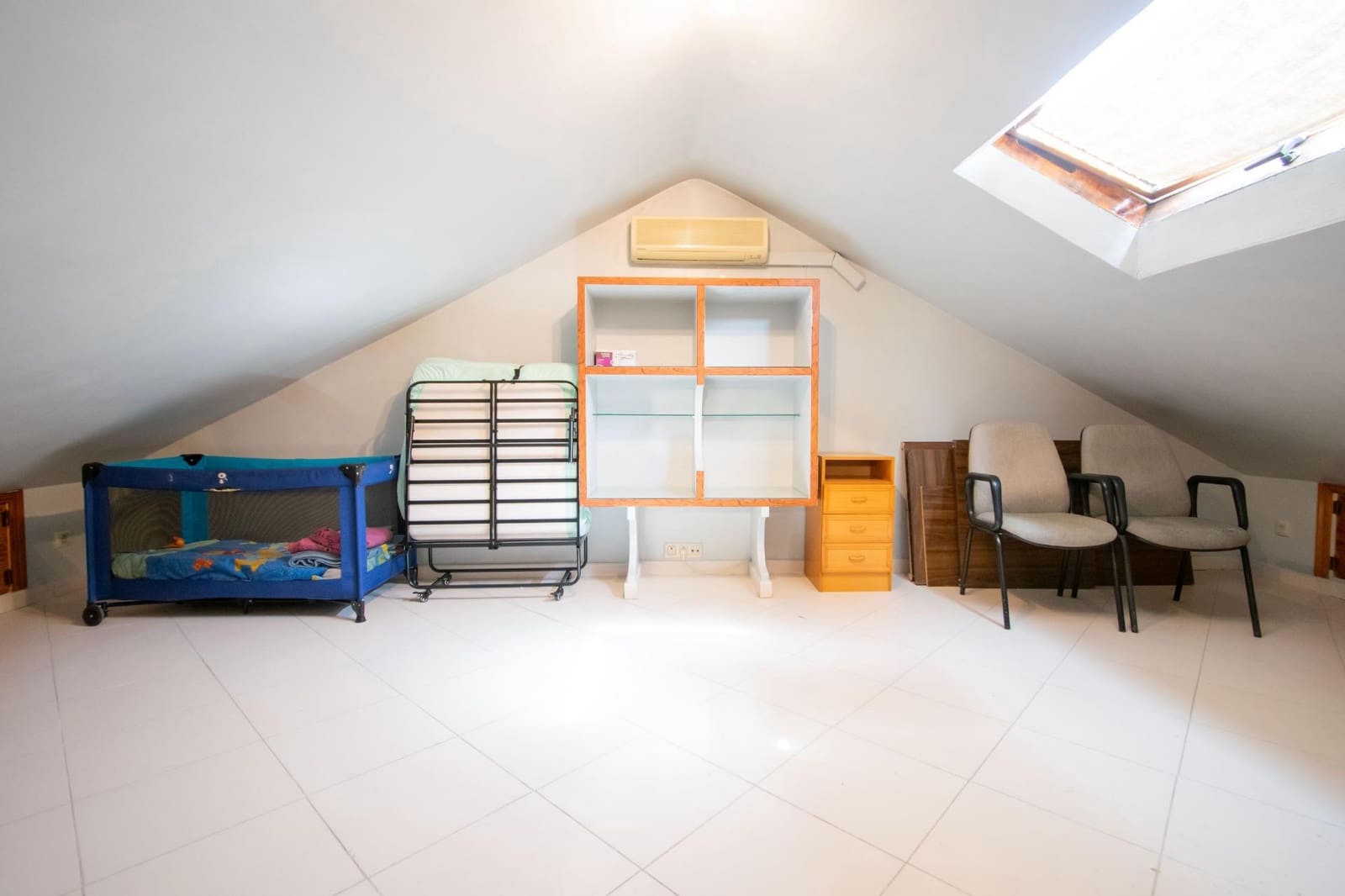 4 slaapkamer Rijtjeshuis te koop in Montequinto met zwembad - € 350.000 (Ref: 10094797)