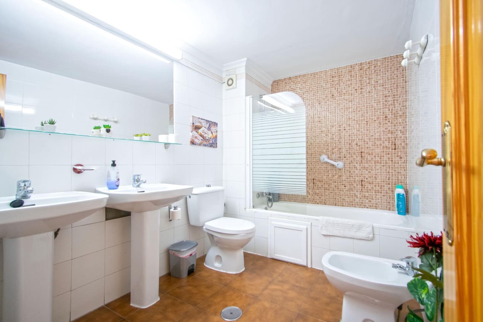 4 slaapkamer Rijtjeshuis te koop in Montequinto met zwembad - € 350.000 (Ref: 10094797)