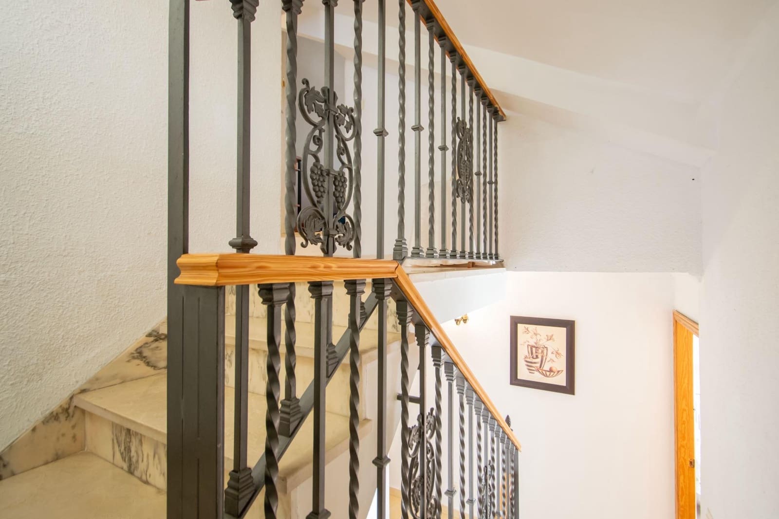 4 slaapkamer Rijtjeshuis te koop in Montequinto met zwembad - € 350.000 (Ref: 10094797)