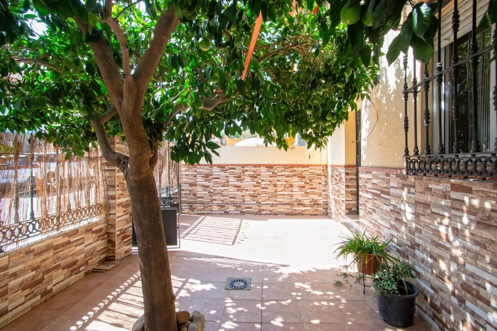 4 slaapkamer Rijtjeshuis te koop in Montequinto met zwembad - € 350.000 (Ref: 10094797)
