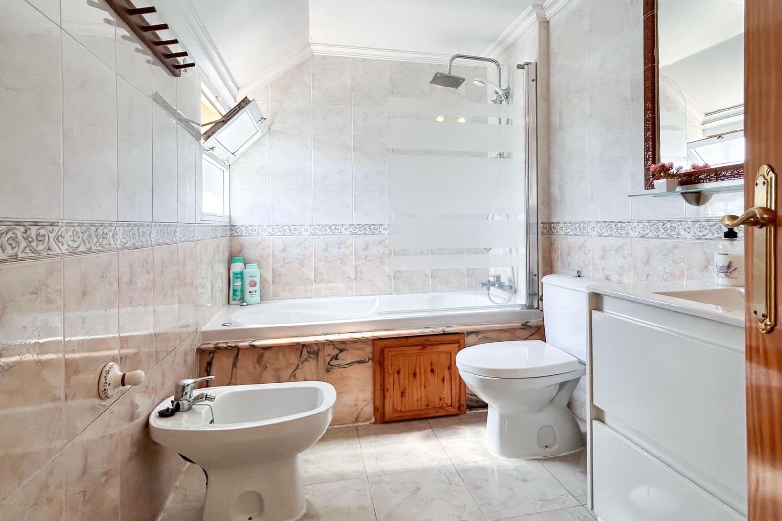 5 bedroom Terraced Villa for sale in Montequinto with pool - € 350,000 (Ref: 10094797)