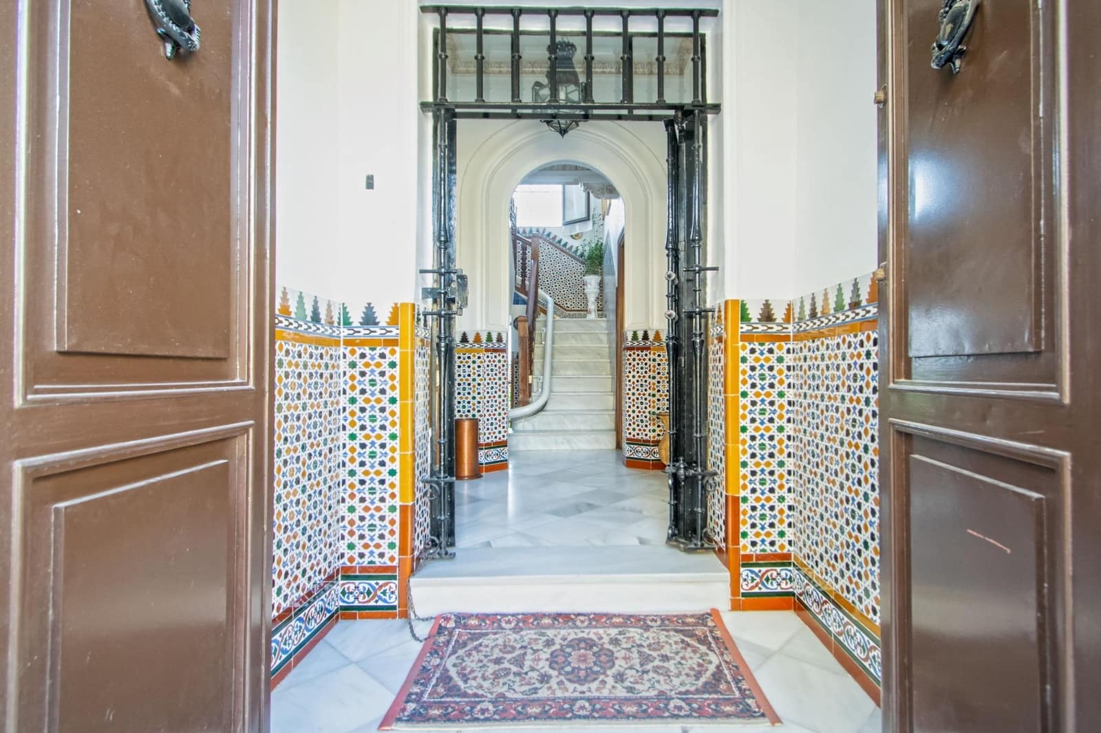 6 bedroom Townhouse for sale in Seville city with garage - € 719,900 (Ref: 10119991)