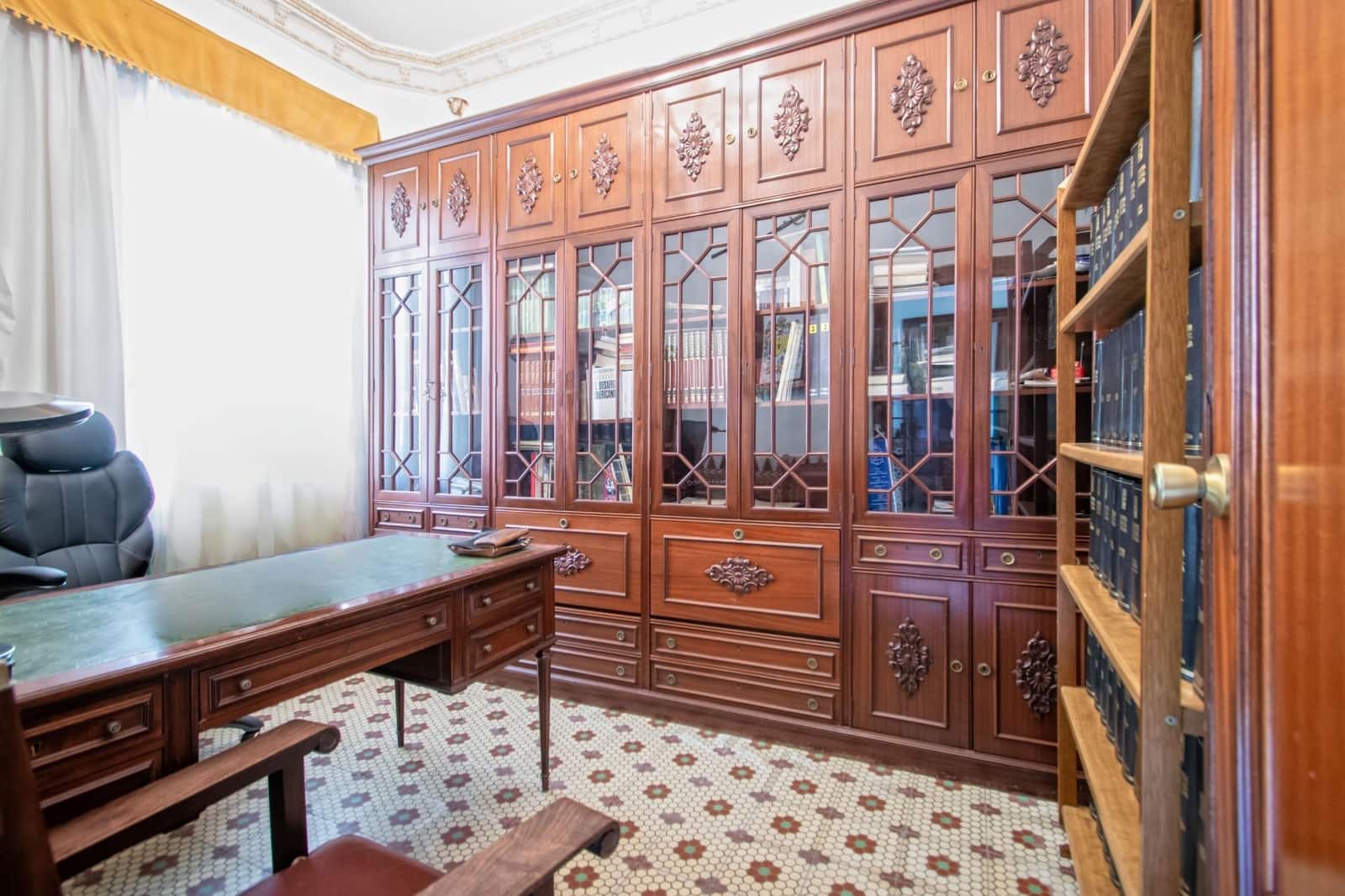 6 bedroom Townhouse for sale in Seville city with garage - € 719,900 (Ref: 10119991)