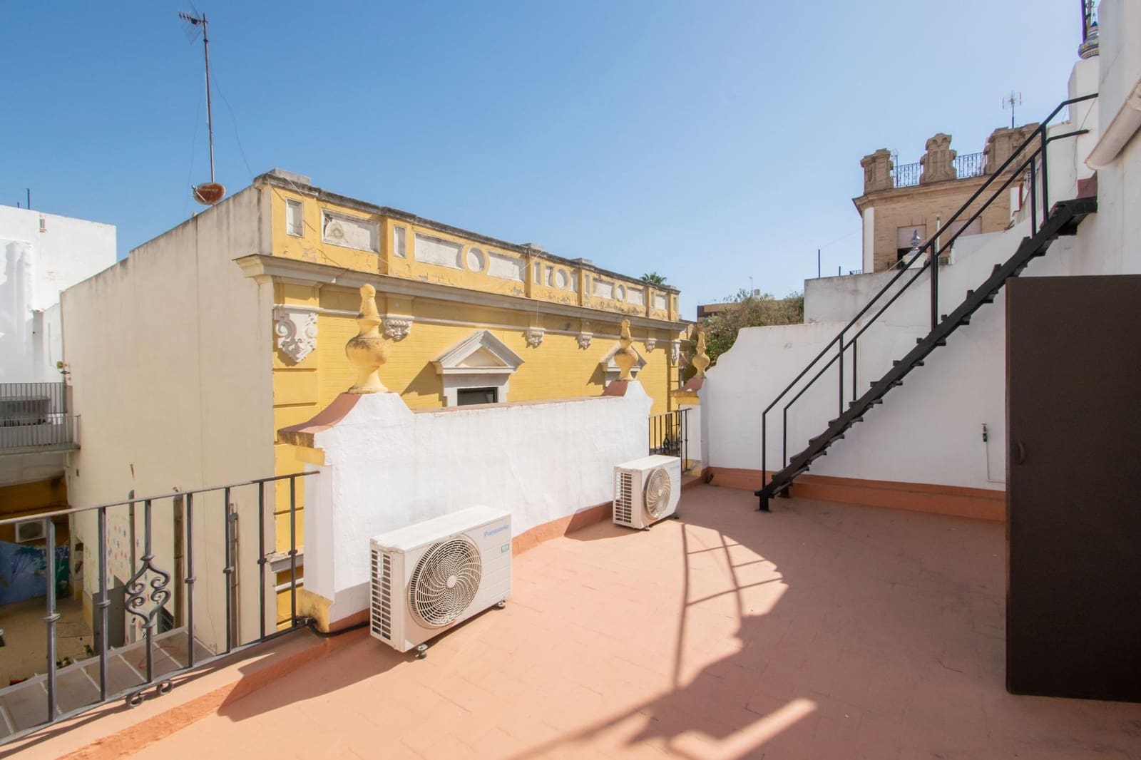 6 bedroom Townhouse for sale in Seville city with garage - € 719,900 (Ref: 10119991)