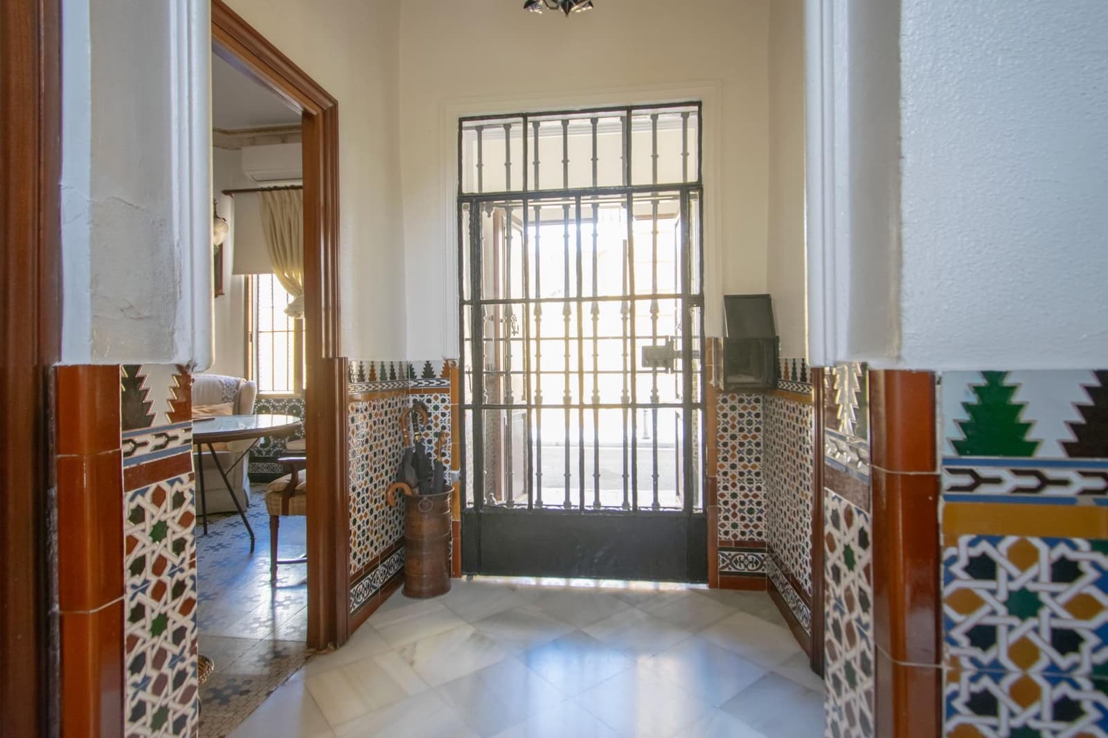 6 bedroom Townhouse for sale in Seville city with garage - € 719,900 (Ref: 10119991)