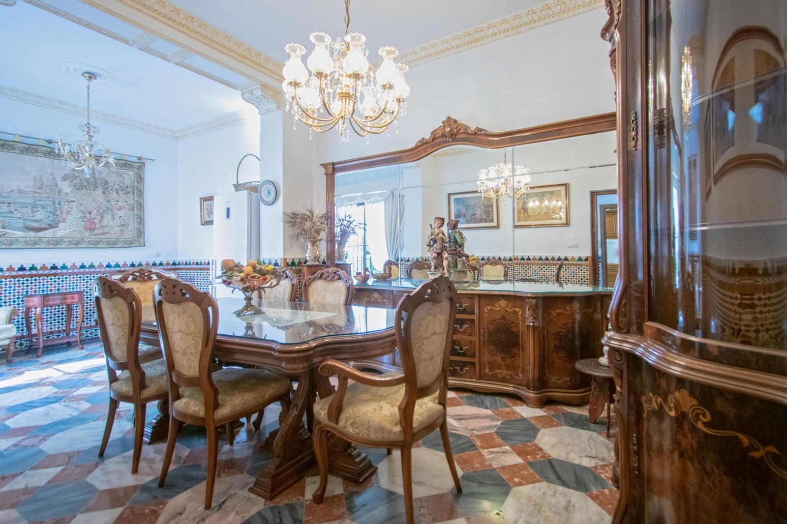 6 bedroom Townhouse for sale in Seville city with garage - € 719,900 (Ref: 10119991)
