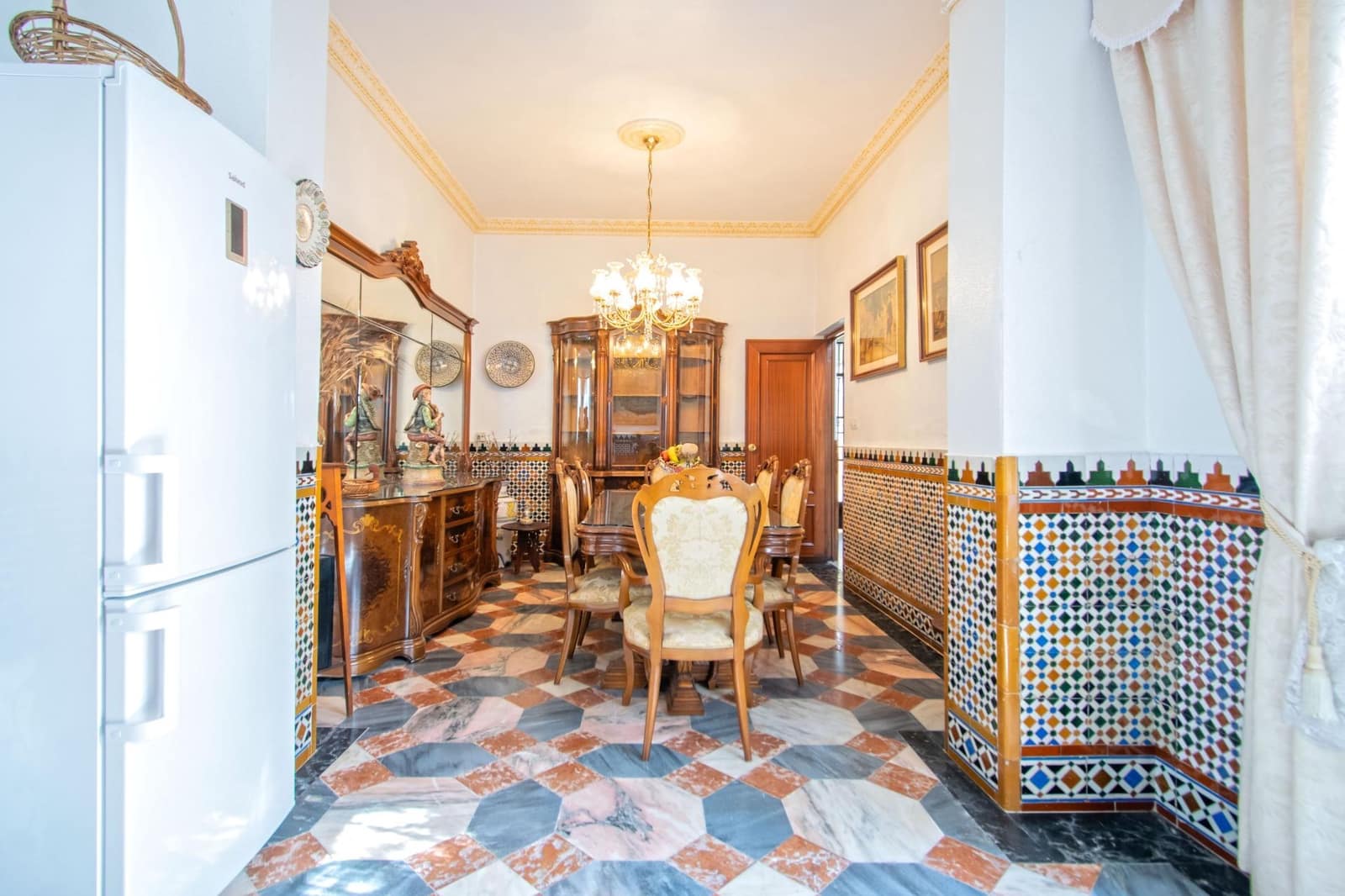 6 bedroom Townhouse for sale in Seville city with garage - € 719,900 (Ref: 10119991)
