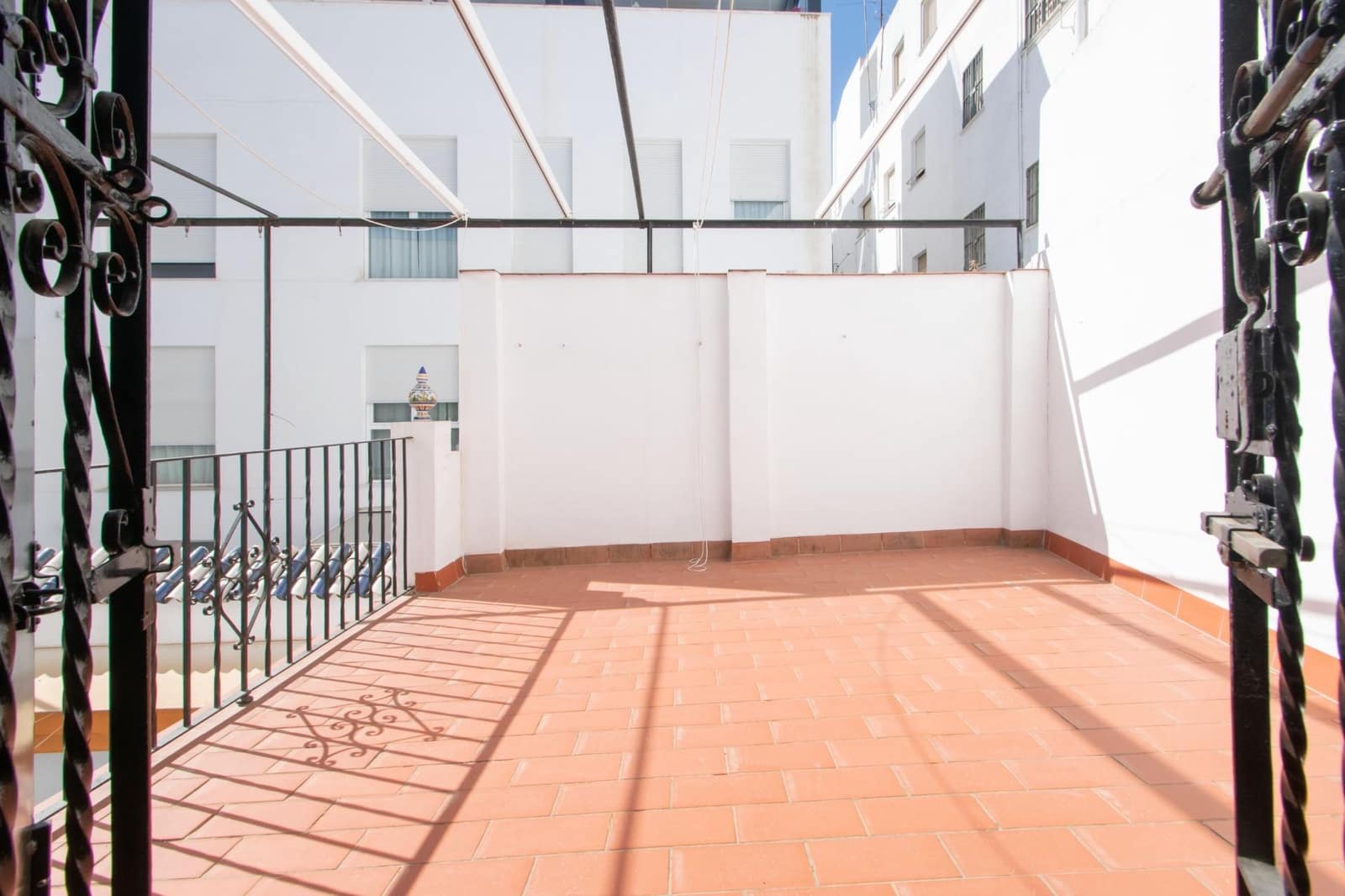 6 bedroom Townhouse for sale in Seville city with garage - € 719,900 (Ref: 10119991)