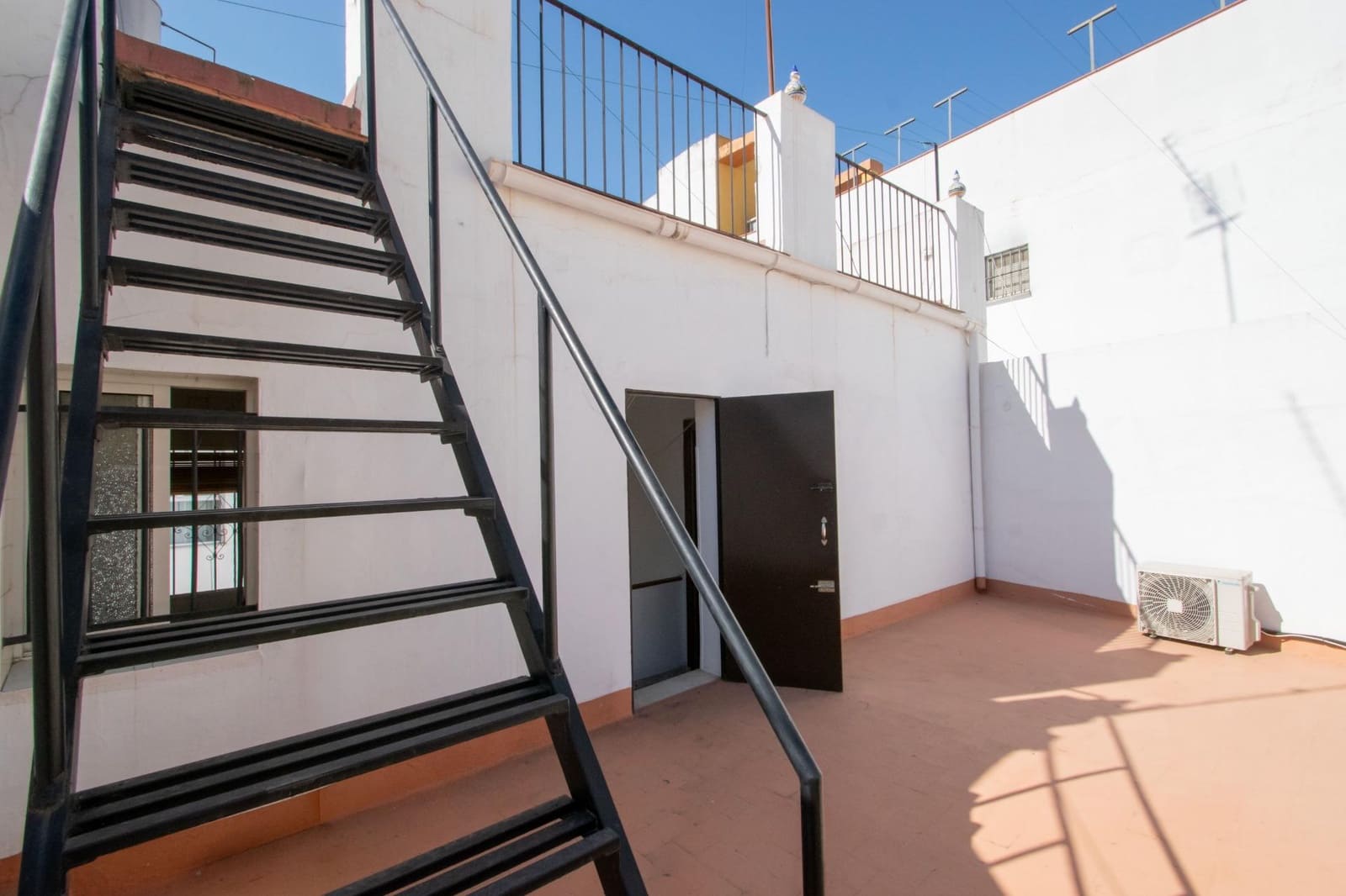 6 bedroom Townhouse for sale in Seville city with garage - € 719,900 (Ref: 10119991)