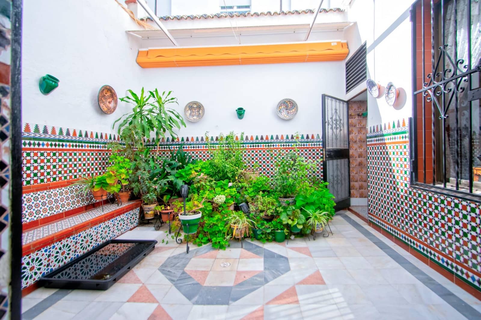 6 bedroom Townhouse for sale in Seville city with garage - € 719,900 (Ref: 10119991)