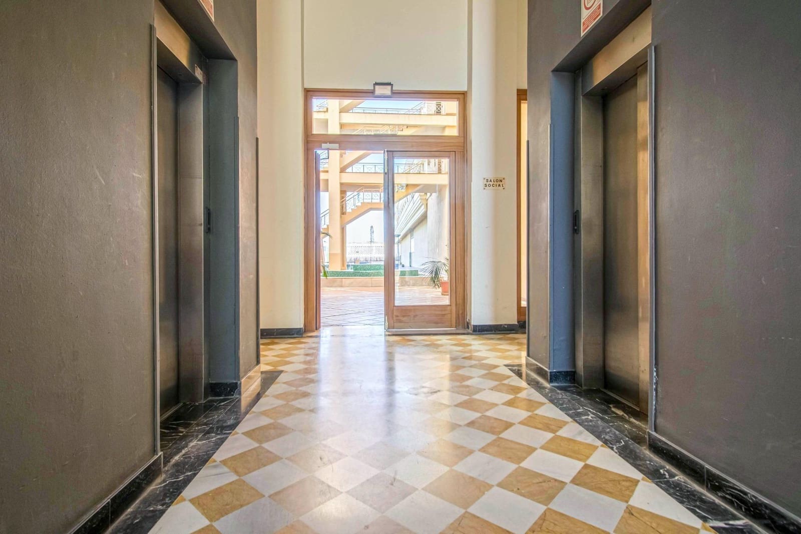 1 bedroom Studio for rent in Seville city with pool garage - € 700 (Ref: 10129648)