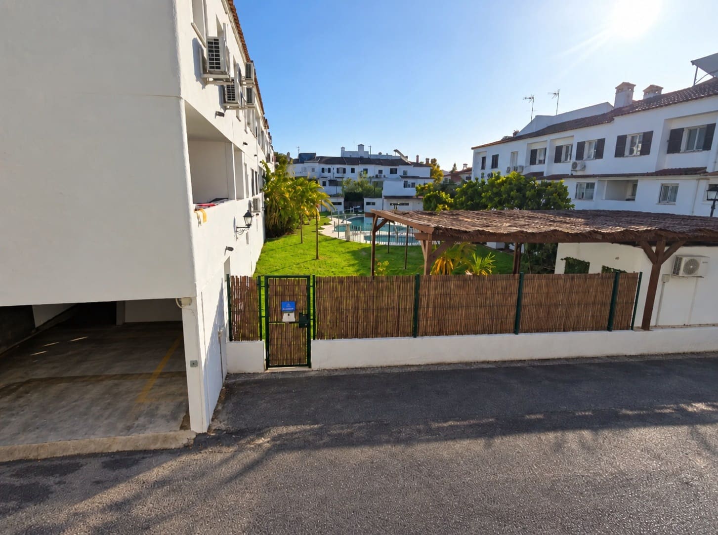 Pareado de 4 habitaciones en Tomares en venta con piscina garaje - 390.000 € (Ref: 10129653)