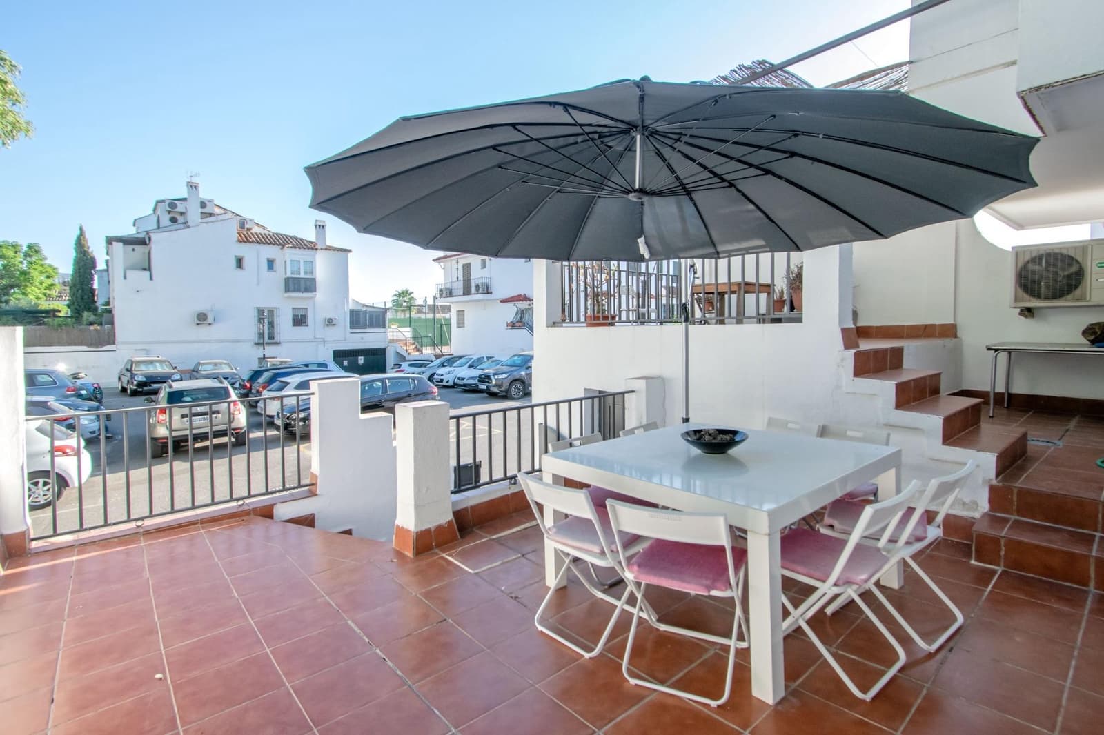 Pareado de 4 habitaciones en Tomares en venta con piscina garaje - 390.000 € (Ref: 10129653)