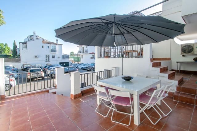 Pareado de 4 habitaciones en Tomares en venta con piscina garaje - 390.000 € (Ref: 10129653)