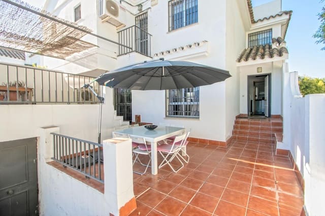 Pareado de 4 habitaciones en Tomares en venta con piscina garaje - 390.000 € (Ref: 10129653)