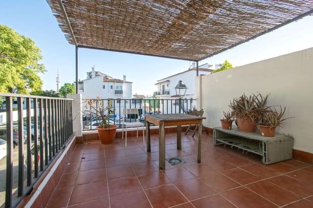 Pareado de 4 habitaciones en Tomares en venta con piscina garaje - 390.000 € (Ref: 10129653)