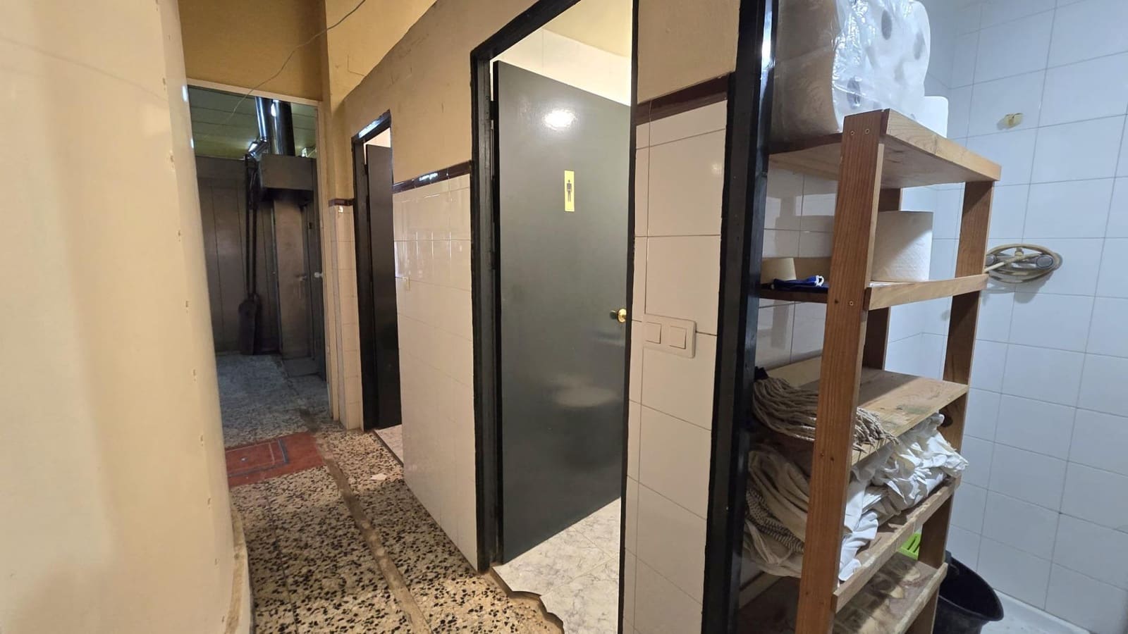 Commercial for sale in Pilas with garage - € 105,000 (Ref: 10136172)