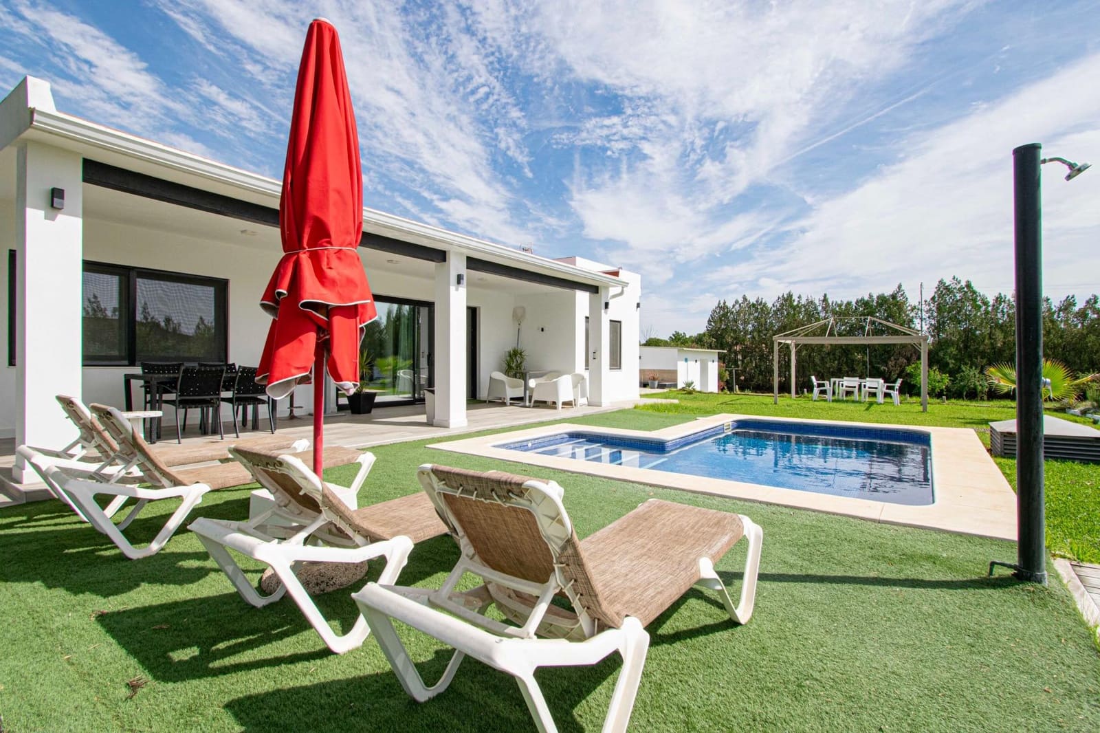 3 sypialnia Willa na sprzedaż w Sanlucar la Mayor z basenem garażem - 325 000 € (Ref: 10147226)